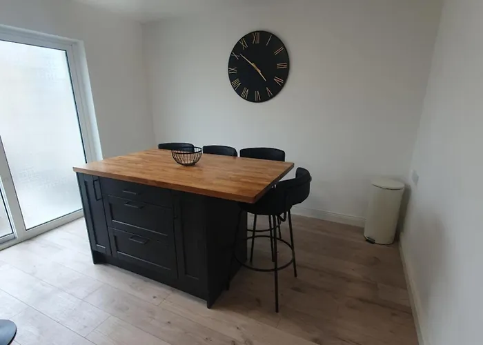 26 Orchard House, Donegal Town, F94woh7 * Донегол